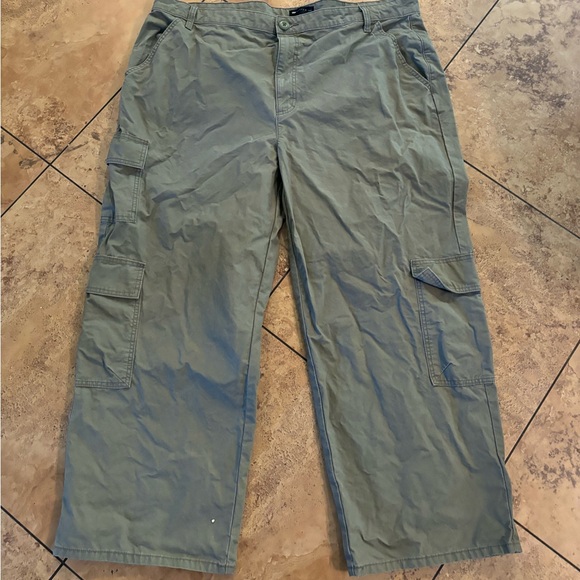 ASOS DESIGN Curve oversized cargo trouser with multi pocket in khaki - Picture 4 of 7